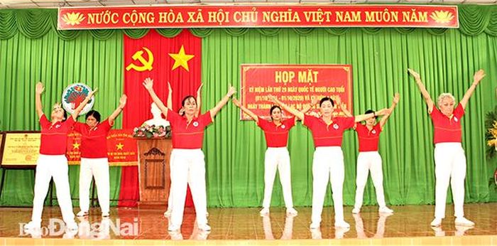 Người cao tuổi H.Trảng Bom biểu diễn văn nghệ trong hoạt động kỷ niệm Ngày quốc tế Người cao tuổi 1-10 diễn ra chiều 29-9