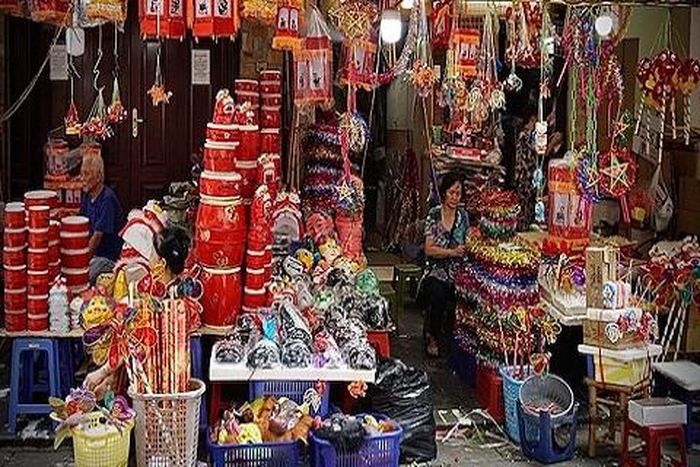 Suốt con phố này bày bán đủ mọi mặt hàng đồ chơi Trung thu truyền thống và hiện đại
