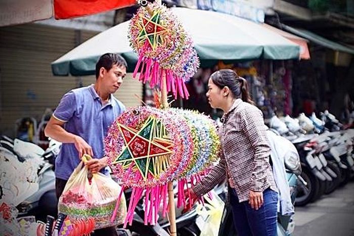 Khu vực bán đồ chơi Trung thu truyền thống hấp dẫn người mua.