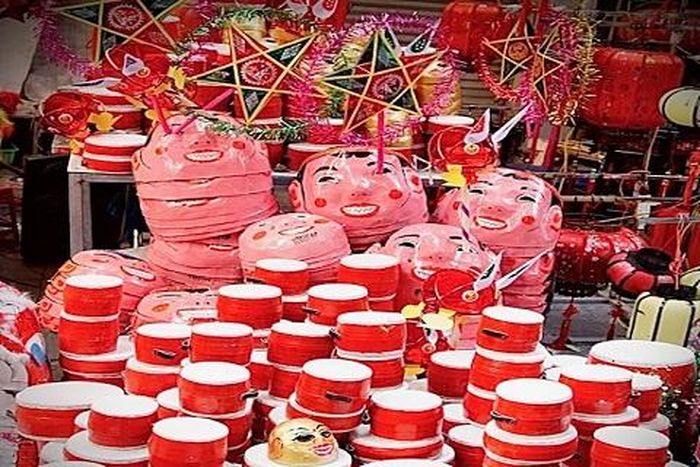 Mọi người vẫn tiếp tục chuộng đồ truyền thống như đèn ông sao, đèn cù, trống, đầu lân, mặt nạ…