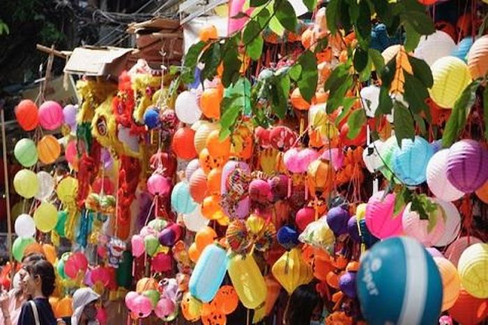 Những chiếc đèn lổng sắc màu tô điểm vẻ đẹp cho con phố cổ.