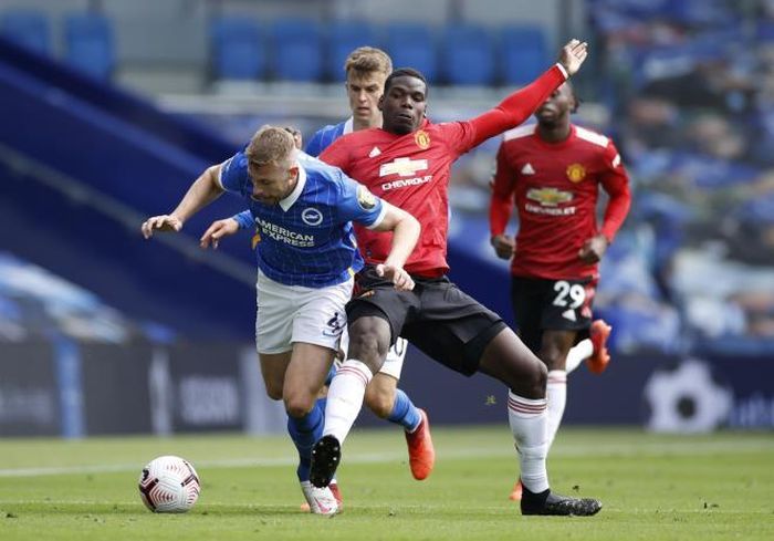 Pogba lép vế trước tiền vệ Brighton. 