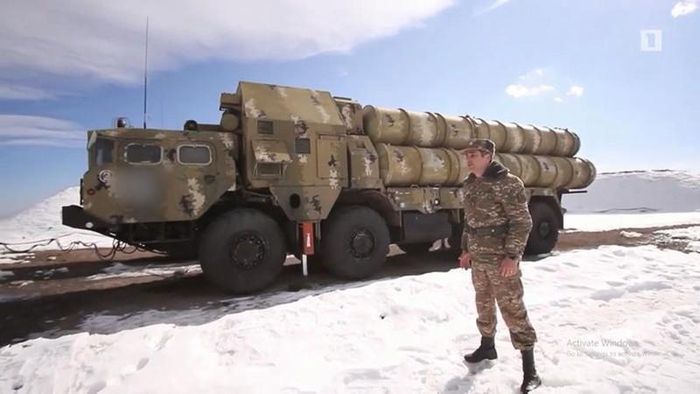 “Armenia đã đưa ra tuyên bố về việc triển khai tên lửa đất đối không tầm xa S-300 chống lại các cuộc tấn công từ cự ly gần bằng tiêm kích và máy bay không người lái của đối phương”.