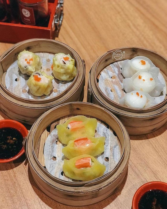 Dimsum được bày bán phổ biến từ nhà hàng sang trọng đến quán xa bình dân. Ảnh: Dating.withfood, Hetmydiscovery.