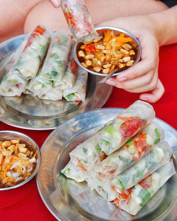 Tất cả hương vị thanh mát, đậm đà, béo ngậy hòa quyện trong cuốn bò bía. Ảnh: Hetmydiscovery, damanfood.