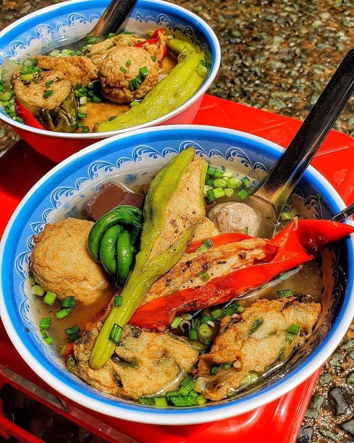 Khổ qua cà ớt là món ăn lạ tai, bắt vị được thực khách yêu thích ở khu Chợ Lớn. Ảnh: Homnay_tuiangi, nthuyngan2912.