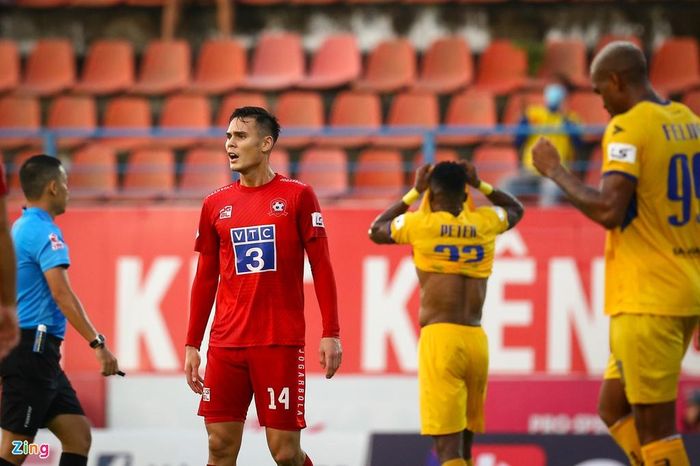  Sau bàn thua, anh có vẻ thất vọng và tiếp tục chơi không tốt. Trung vệ này mắc thêm một số lỗi nhỏ, làm ảnh hưởng tới hàng phòng ngự của đội bóng. 
