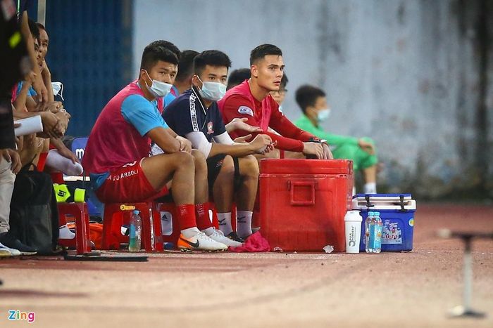  Trận đấu với SLNA không phải ngày vui với Schmidt và các cầu thủ Việt kiều ở Hải Phòng. Ngoài Schmidt, 2 Việt kiều khác là Andrey Nguyễn và Martin Lo đều không được ra sân. 