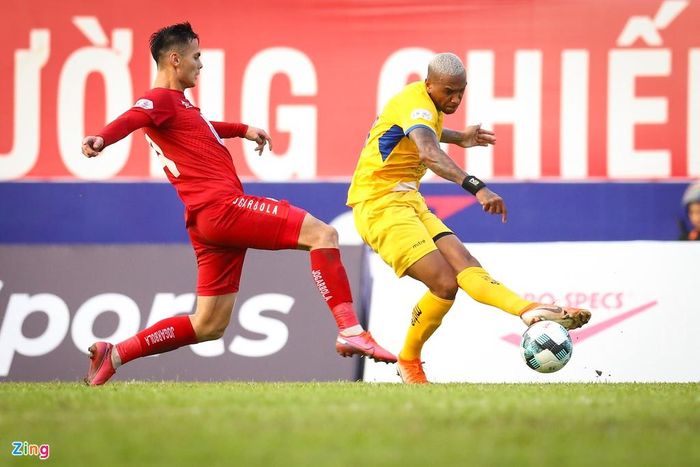  Rất nhiều lần trong trận, Schmidt bị 2 ngoại binh Felipe Martins (phải) và Peter Onyekachi qua mặt. Cánh phải trở thành vị trí yếu nhất trong đội hình CLB Hải Phòng. 
