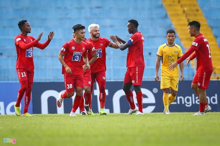  Mọi thứ trở nên dễ dàng hơn cho CLB Hải Phòng khi ngoại binh Diego Silva mở tỷ số từ sớm. Đây cũng là trận đấu chói sáng của ngoại binh này khi anh ghi cả 3 bàn cho CLB Hải Phòng. 