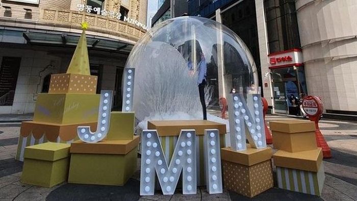 Con phố với chủ đề về Jimin