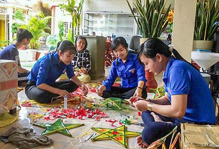 Đoàn viên thanh niên thị trấn Nàng Mau (huyện Vị Thủy, tỉnh Hậu Giang) làm lồng đèn để tặng cho các em thiếu nhi dịp Tết Trung thu. Ảnh: Báo Hậu Giang 