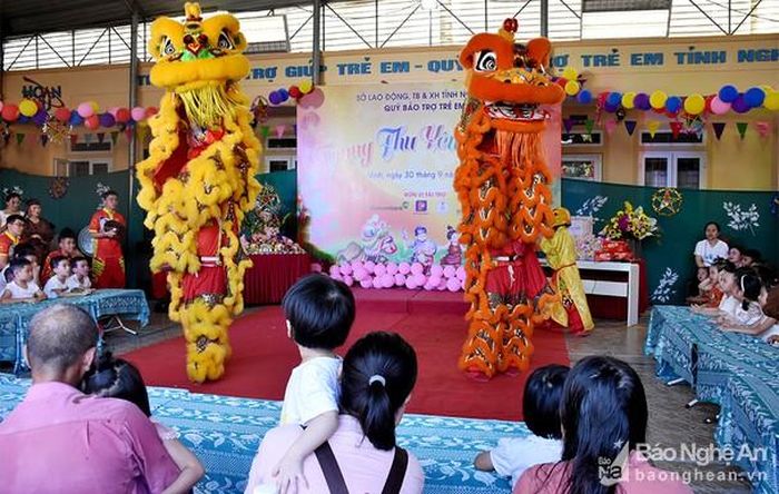 Chương trình múa lân dành cho các em tại chương trình "Trung thu yêu thương". Ảnh: Báo Nghệ An 