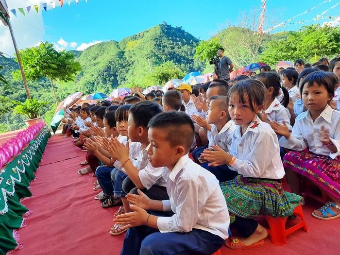  Cậu trò nghèo Lầu Thành Công (hàng đầu) hồi hộp khi chờ nhận quà Tết Trung thu.