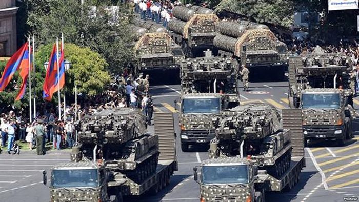 Trước khi Nga chuyển giao lô máy bay chiến đấu Su-30SM đầu tiên, S-300PT là vũ khí phòng không tầm xa duy nhất của Armenia. Mặc dù các tên lửa này không phải là loại tiên tiến nhất, nhưng chúng vẫn có hiệu quả chiến đấu cao, đủ sức đe dọa các máy bay chiến đấu đã lạc hậu của Azerbaijan. Ảnh: Hệ thống phòng không S-300PT của Armenia tham gia diễu binh – Nguồn: Wikipedia