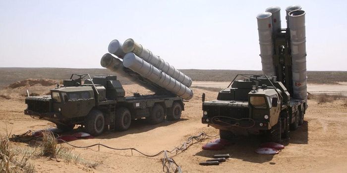 Hệ thống tên lửa phòng không S-300PT được đưa vào trang bị từ năm 1982 và được trang bị tên lửa đất đối không 5V55KD. Tuy nhiên, S-300PT của Armenia kém hiện đại hơn nhiều so với phiên bản cải tiến của S-300 của Azerbaijan. Tuy nhiên, S-300PT vẫn có thể được sử dụng để bổ sung cho Su-30SM. Ảnh: Hệ thống phòng không S-300PT của Armenia – Nguồn: Wikipedia