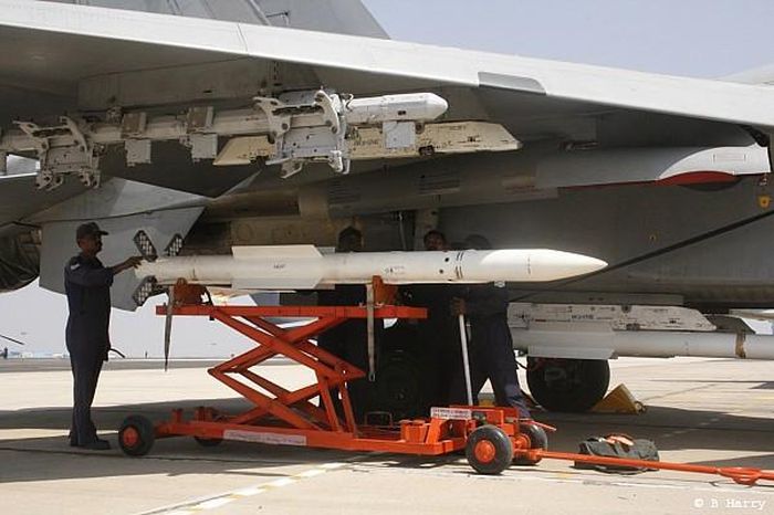 Với lợi thế dẫn đường bằng radar chủ động của tên lửa R-77, Su-30SM của Armenia không cần khóa máy bay chiến đấu của Azerbaijan bằng radar trong không chiến và không cần quan tâm sau khi phóng. Không chỉ có radar mạnh hơn, Su-30SM còn có thể mang số lượng tên lửa tầm xa gấp đôi MiG-29A. Ảnh: Tên lửa R-77 – Nguồn: Wikipedia