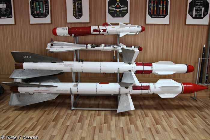Trong khi đó, MiG-29A của Azerbaijan chỉ được trang bị tên lửa tầm ngắn R-27 từ thời Liên Xô; không chỉ có tầm bắn ngắn hơn nhiều so với R-77, mà R-27 chỉ là tên lửa tầm nhiệt, có nghĩa là chúng là mối đe dọa rất nhỏ đối với máy bay chiến đấu của Armenia. Ảnh: Tên lửa R-27 – Nguồn: Wikipedia