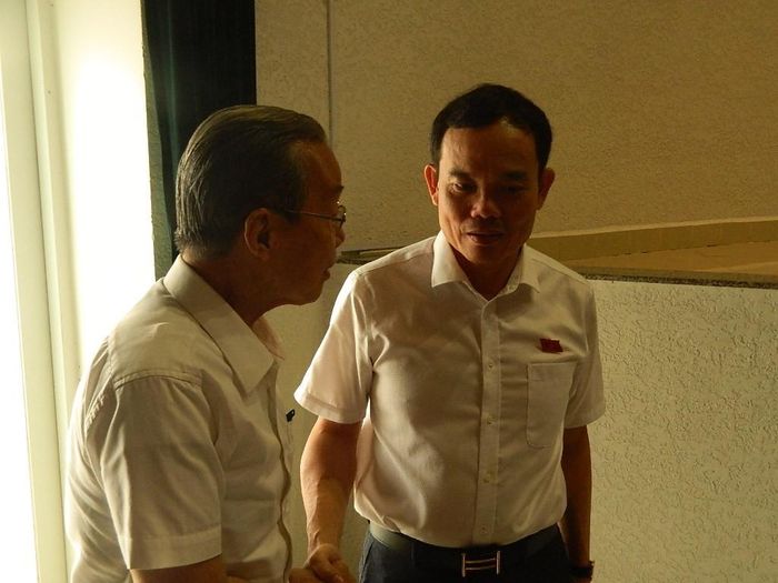 Sau khi kết thúc, đại biểu Trần Lưu Quang còn dành thêm thời gian trao đổi với cử tri Nguyễn Hữu Châu