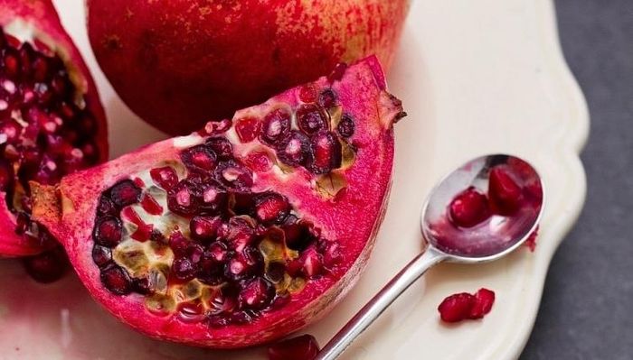 Lựu: có vị hơi chua, chứa nhiều chất chống oxi hóa hơn rượu vang đỏ và vitamin C. Nước ép của nó có thể dùng làm nước xốt và hạt được dùng làm món salad để tăng hương vị.