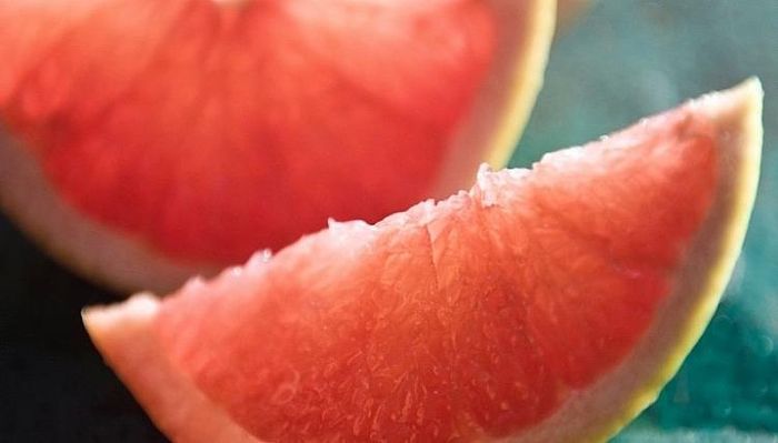 Bưởi: vị chua ngọt, có thể làm các món trộn hay ép một ly nước, giàu vitamin C và chất chống oxi hóa.