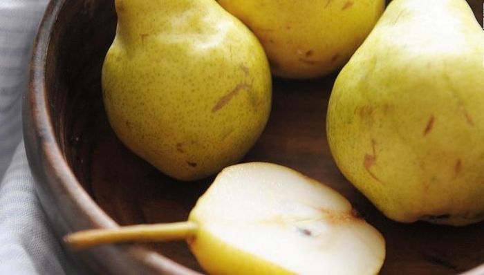 Lê: ngọt và mọng nước, ăn sống, nướng hoặc nấu, giàu vitamin C và chất xơ.
