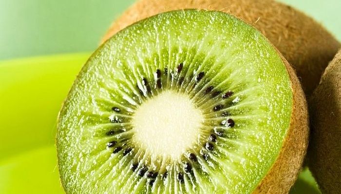 Kiwi: loại trái cây ngọt ngào có thể làm salad, nhiều vitamin C hơn cam và giàu kali.