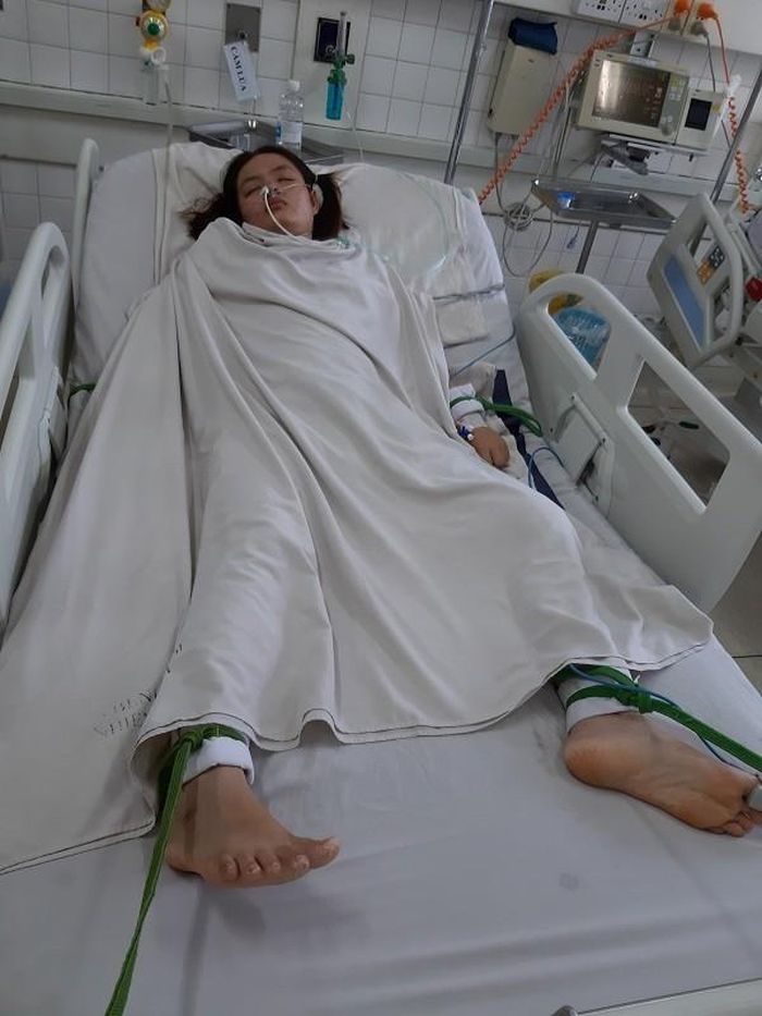 Xót thương hoàn cảnh của cô gái trẻ mắc phải căn bệnh hiếm, nhiều nhà hảo tâm đã giúp đỡ viện phí cho em.