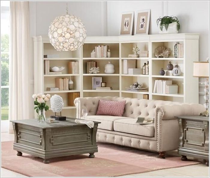 Một chiếc kệ góc phía sau sofa giúp hóa giải góc chết trong phòng khách và có thêm không gian lưu trữ.