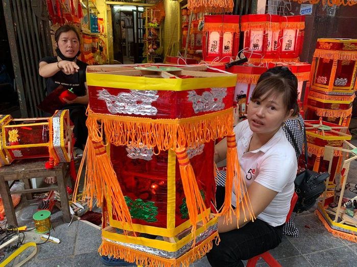 Mặt ngoài của đèn kéo quân truyền thống được dán giấy bóng kính hoặc giấy can.