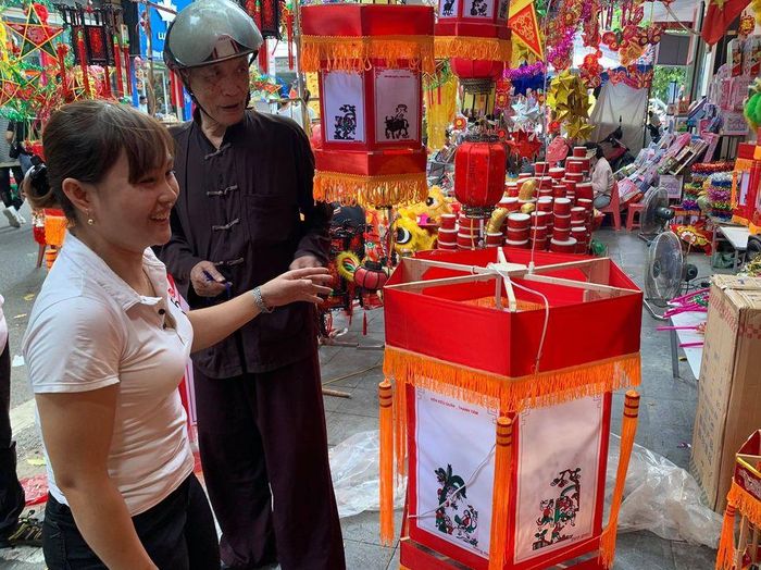 Một vị khách lớn tuổi ở quận Hoàn Kiếm (Hà Nội) chia sẻ: Ông tìm mua đèn kéo quân như muốn hồi tưởng lại không khí Trung thu trước kia qua món đồ chơi truyền thống, đồng thời cũng giới thiệu cho thế hệ trẻ biết đến đèn kéo quân.