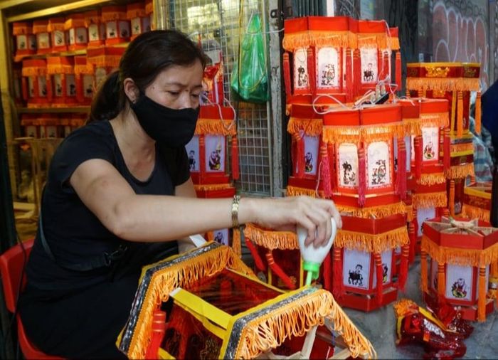 Đèn kéo quân được làm rất cầu kỳ, mất nhiều thời gian do phải làm thủ công.