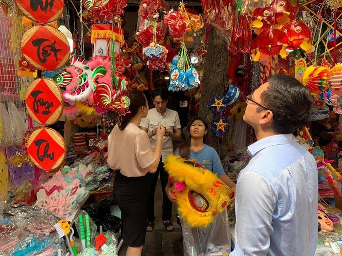 Bên cạnh đèn kéo quân còn có rất nhiều các loại đồ chơi truyền thống khác như: Đèn ông sao, đèn cù, đèn thỏ, đầu sư tử, mặt nạ giấy bồi, trống bỏi... cũng được người dân quan tâm, chọn mua dịp Tết Trung thu.