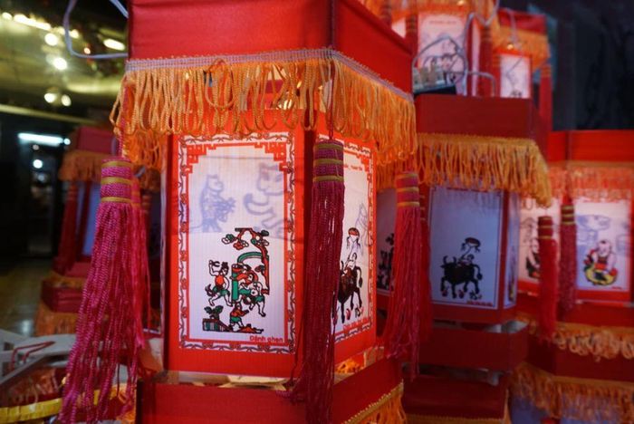 Để đèn kéo quân càng thêm đẹp mắt, những người thợ làm đèn đã lựa chọn nhiều màu giấy dán, trong đó giấy dán màu trắng làm nổi bật màn chiếu hình ảnh rõ nét. Ngoài ra, cũng có những mẫu đèn làm bằng vải, thuận tiện cho việc cầm di chuyển, khó rách được treo trang trí lâu dài tốt hơn.