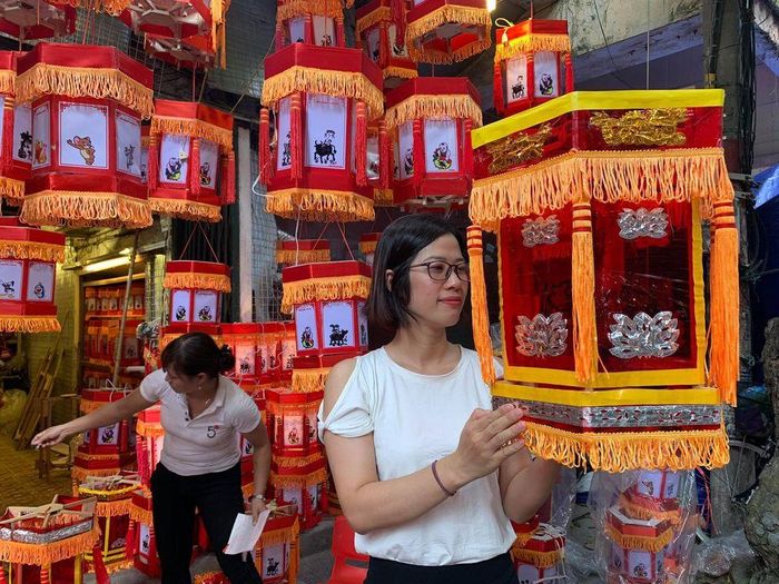 Đèn kéo quân trong truyền thống văn hóa Việt Nam thường có hình ảnh nói về việc nghĩa, về những đoàn quân lính xung trận nhằm mục đích giúp trẻ em nhớ về lịch sử giáo dục lòng yêu nước. Ngày nay, trên những chiếc đèn kéo quân còn có thêm nhiều đề tài khác như ông quan trạng vinh quy bái tổ, cảnh tứ linh nhảy múa, mục đồng chăn trâu, hay những nhân vật hoạt hình ngộ nghĩnh...