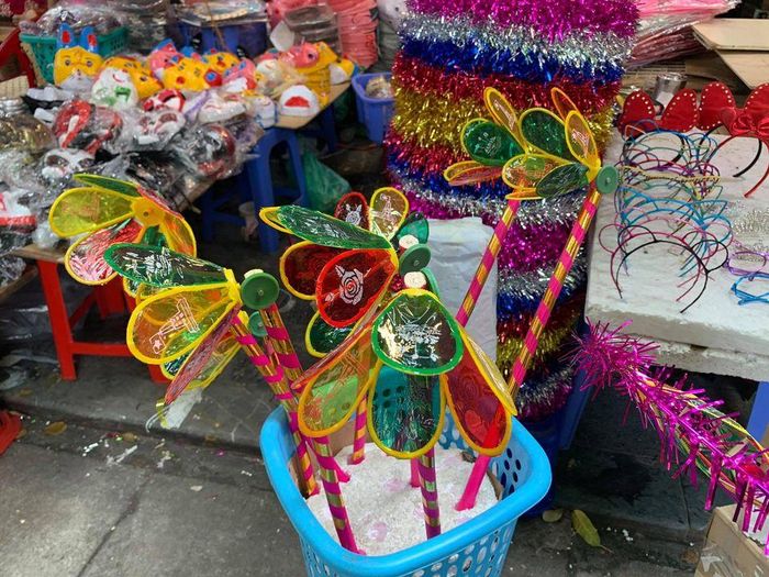 Món đồ chơi dân gian vẫn được các em nhỏ ưa thích vào dịp Tết Trung thu.