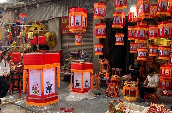 Đèn kéo quân với nhiều kích cỡ khác nhau được bày bán ở các cửa hàng trên phố Hàng Mã.