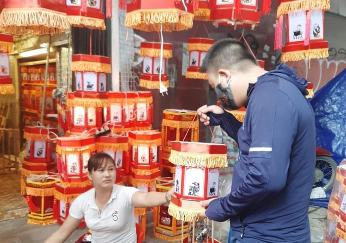 Mỗi chiếc đèn kéo quân kích thước nhỏ cho đến cỡ to đại có giá từ 100.000 đồng đến 1,5 triệu đồng. Do mẫu mã kiểu dáng đã được cải tiến phù hợp với xu hướng hiện đại, nên nhiều người đã chọn mua đèn kéo quân về trang trí tại nhà.