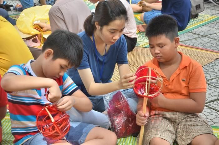 Các bé thích thú tự làm đồ chơi dân gian truyền thống Tết trung thu. Ảnh: Bảo tàng dân tộc học Việt Nam