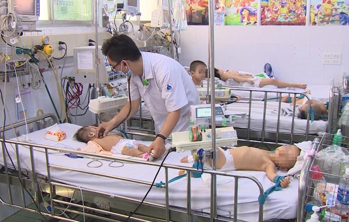 Trẻ bị tay chân miệng được chăm sóc tại bệnh viện - Ảnh: N.M