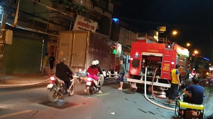 Đội Cảnh sát PCCC triển khai chữa lửa.