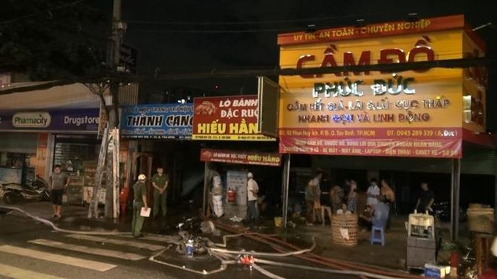 Đám cháy lan nhanh gây ảnh hưởng đến 3 cửa hàng trên đường Phan Huy Ích.
