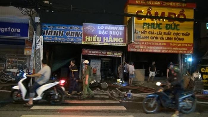 Nhiều người cho biết đám cháy xuất phát từ bãi giữ xe phía sau.