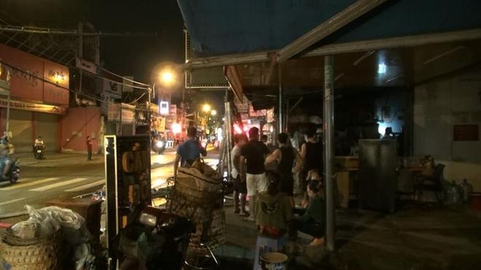 Nhiều người di dời tài sản ra ngoài để tránh bị cháy lan.