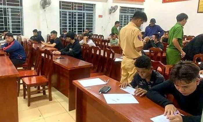 Lực lượng chức năng lập biên bản, xử lý hàng chục "quái xế".