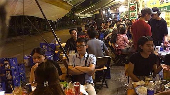 Nhiều quán nhậu trên đường Trường Sa luôn đông đúc khách