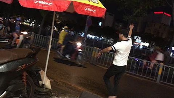 Nhân viên tràn ra đường chèo kéo khách
