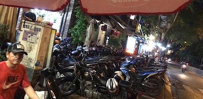 Nhiều quán nhậu chiếm vỉa hè để giữ xe
