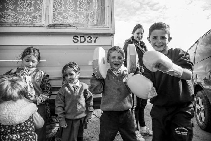 Mặc dù Irish Traveller thường không chào đón người ngoài nhưng lòng tốt và sự tôn trọng của Johnson dành cho họ đã tạo được thiện cảm. Sau đó, nữ nhiếp ảnh gia được tiếp cận, chụp ảnh cuộc sống và văn hóa của họ.