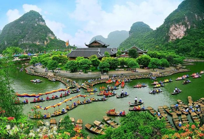 Ninh Bình từng là kinh đô của nhà Đinh (968-979), nhà Tiền Lê (980-1009), nhà Lý (1009-1010). Cả 3 triều đại này đều đóng đô ở Hoa Lư.